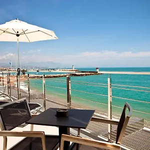 https://villa-azur-villeneuve-loubet.fr-provencehotel.com